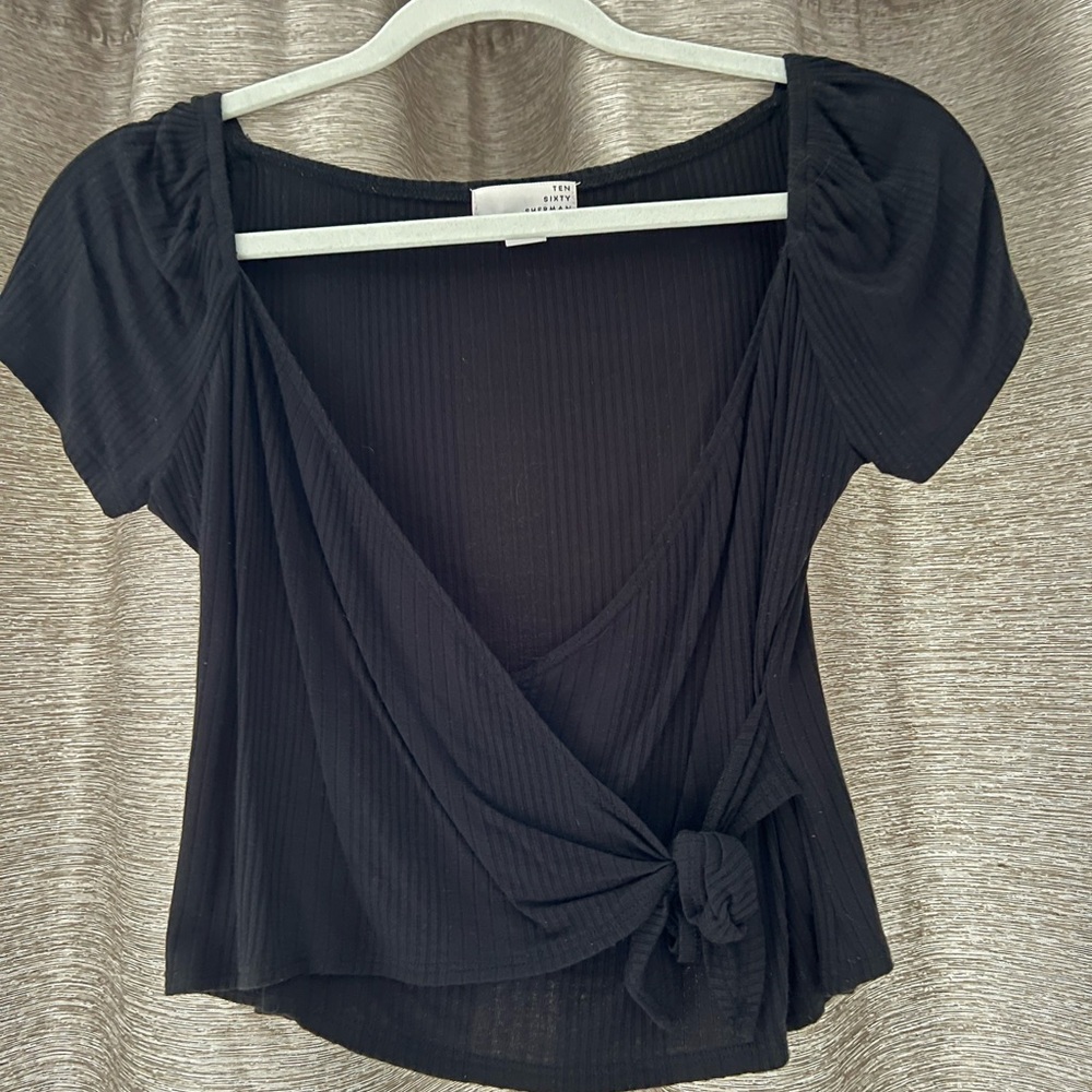 Cross over tie shirt. Size small